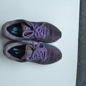 Women tennis shoes brooks size 9m